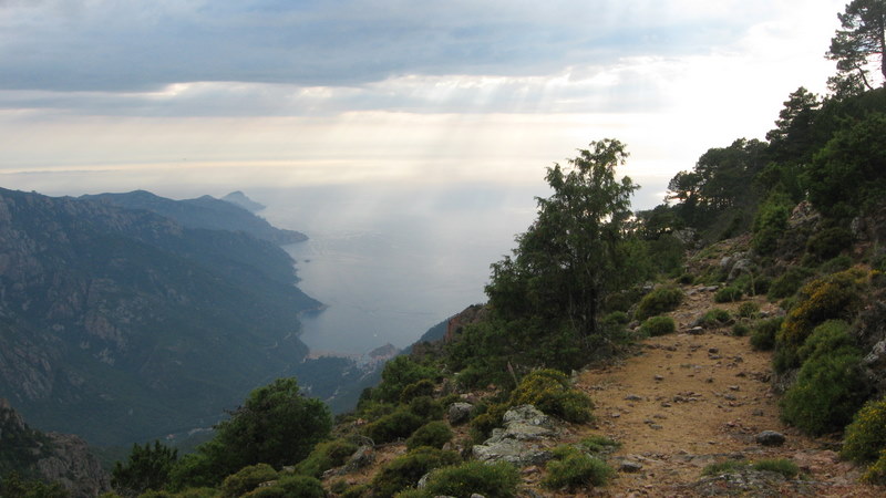 #20 Porto en boucle : Et sa vue plongeante sur Porto et les calanques de Piana au loin Porto en boucle : Et sa vue plongeante sur Porto et les calanques de Piana au loin