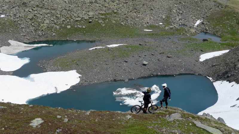 Pas dégeu le cadre... : vraiment sympa de se faire sortir du sentier par un névé qui vous place droit dans la pente et tout ça pour tombé sur cette vue !!!