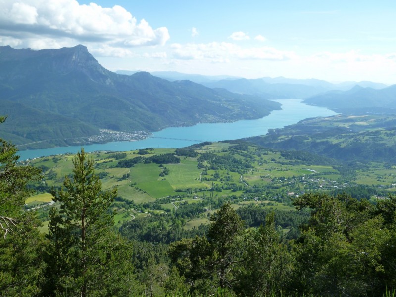 Piste Puy Sanières : final en balcon sur le Lac de Serre-Ponçon