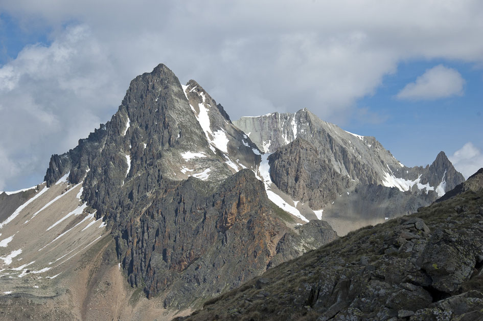 #8 col du Chardonnet : Pic de la Moulinière et Pointe des cerces au 2 ème plan col du Chardonnet : Pic de la Moulinière et Pointe des cerces au 2 ème plan