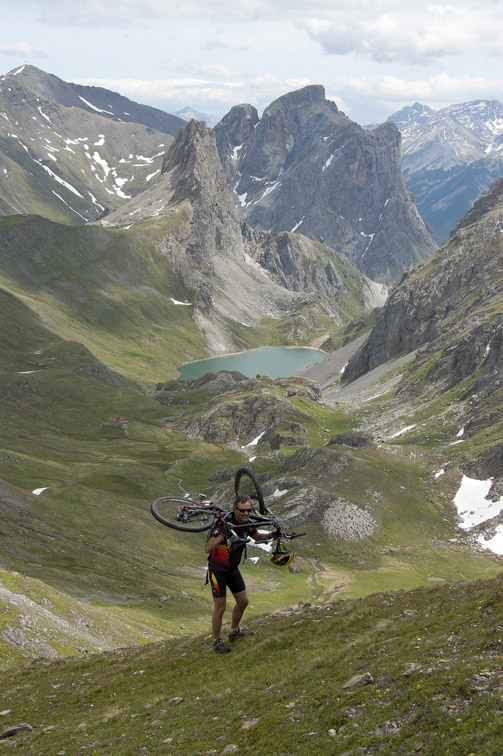 #16 col de la Ponsonnière : Derniers mètres de portage avant le col pour éviter le névé terminal col de la Ponsonnière : Derniers mètres de portage avant le col pour éviter le névé terminal