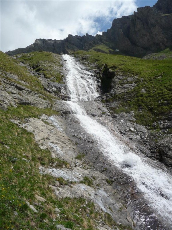 Tête de Liconi : Belle cascade dans le haut du vallon.