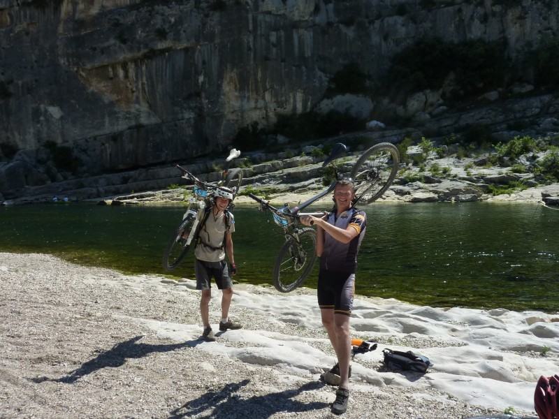 #5 On retrouve santa : qui est chargé de guider les participants pour la traversée du Gardon On retrouve santa : qui est chargé de guider les participants pour la traversée du Gardon