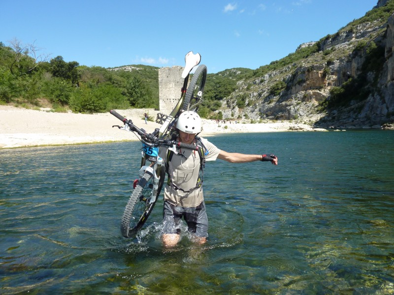 Traversée du Gardon : PierlO reste concentré pour éviter de se mettre au bouillon !