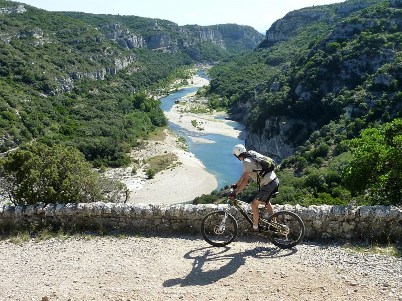 PierlO en admiration : C'est bien là bas qu'on va rouler !