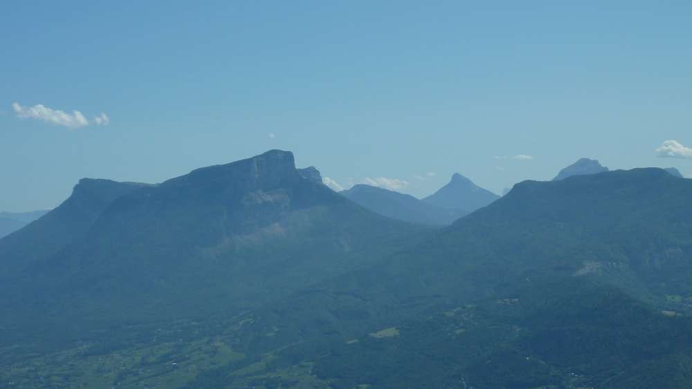 #5 Chartreuse : profil caracteristique de Chamechaude en arriere plan Chartreuse : profil caracteristique de Chamechaude en arriere plan