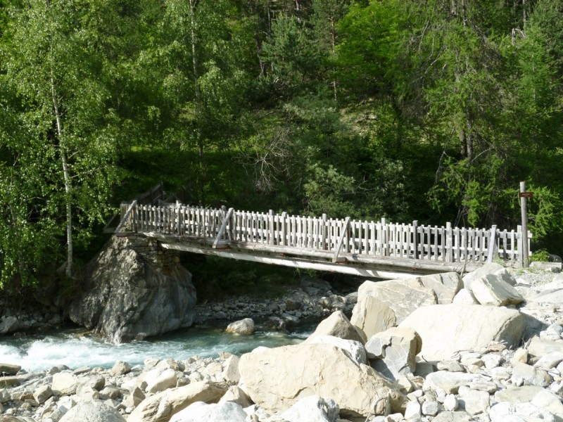 #1 passerelle sur le Rabiou : à l passerelle sur le Rabiou : à l'extrémité amont du sentier "Chaos de blocs du canal Gramorel"