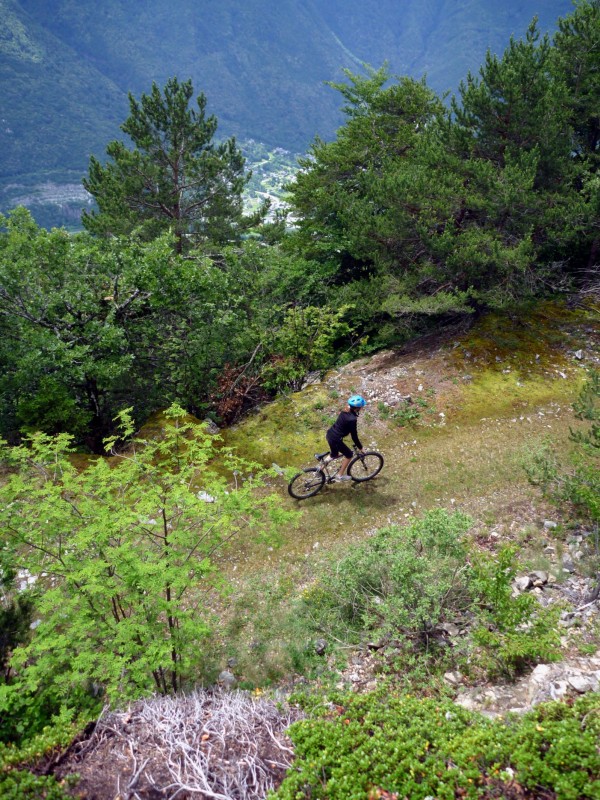 #2 Nolwenn plonge au début : de la longue traversée nous ramenant en fond de vallée Nolwenn plonge au début : de la longue traversée nous ramenant en fond de vallée