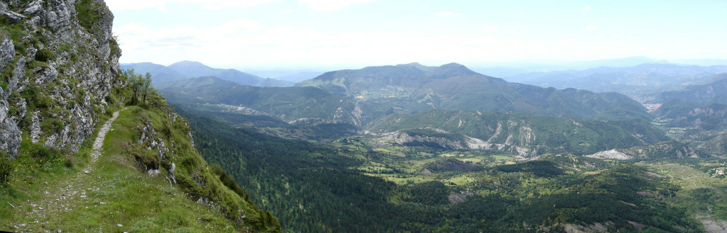 Loin et proche à la fois : Du pas de la Faye, je vois le chemin déjà parcouru: Digne, Cousson, col de Pierre Basse...
J'aurais pu couper direct mais moins sympa!