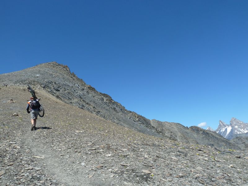 On passe au portage : Avec vue sur les Aiguilles d'Arves