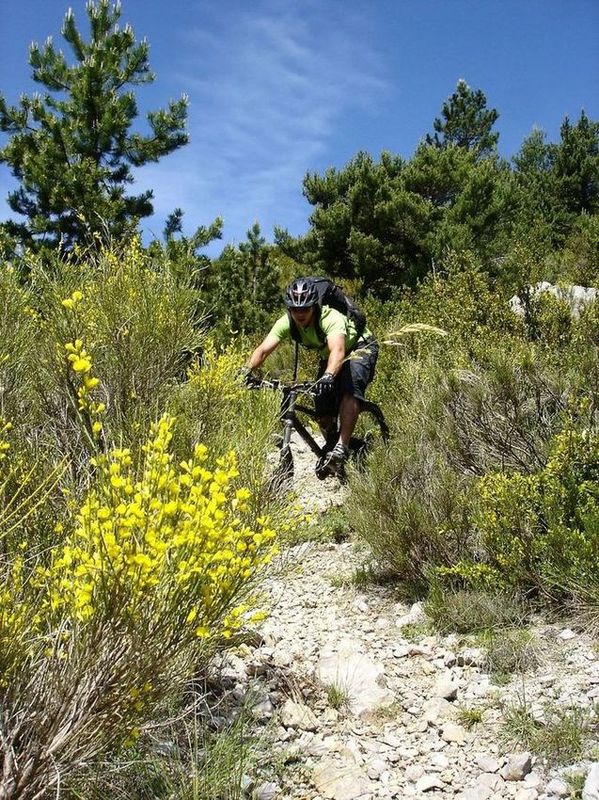 Technique : Niak négocie une épingle raide et pierreuse