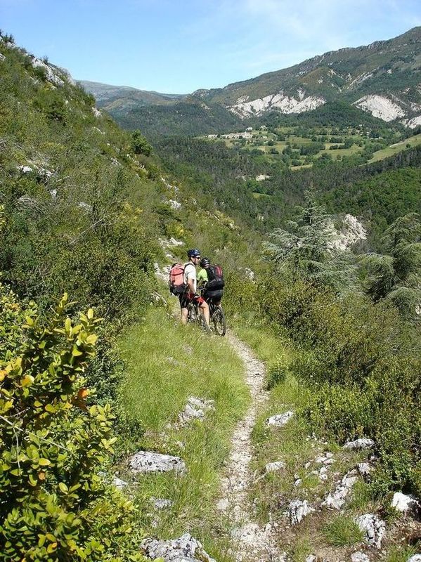 #6 Lacets : Loin devant, vers Soleilhas Lacets : Loin devant, vers Soleilhas
