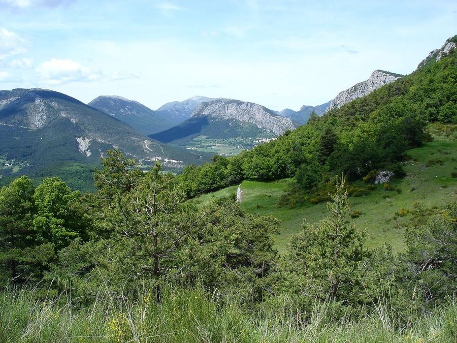 Déjà parcouru : au centre, la crête de Tra Castel, le col Saint Barnabé et le sommet de Vauplane