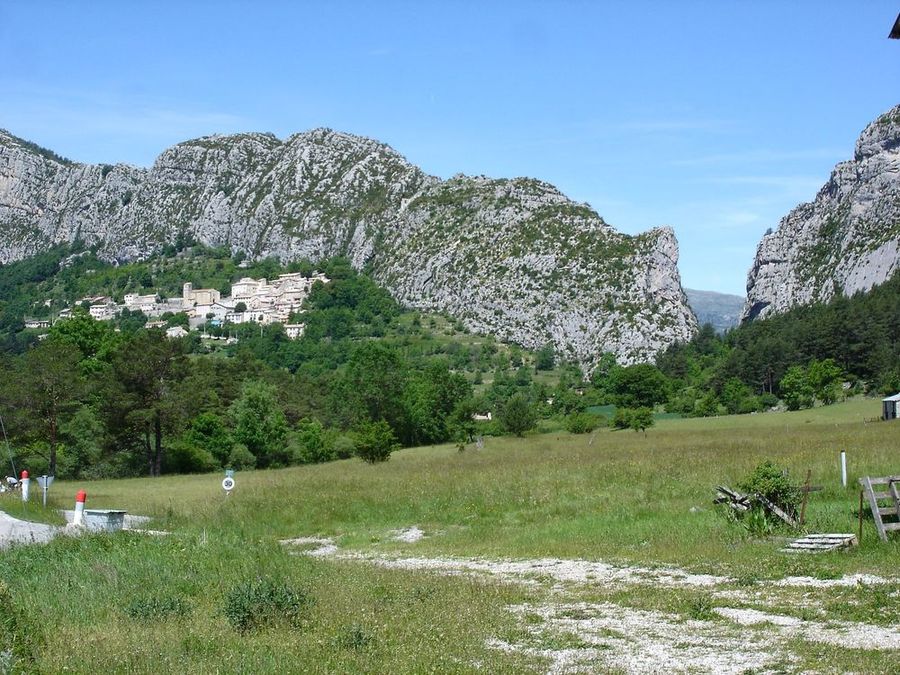 Clue de Saint-Auban : On aperçoit la porte historique sous la crête, au-dessus à droite du village