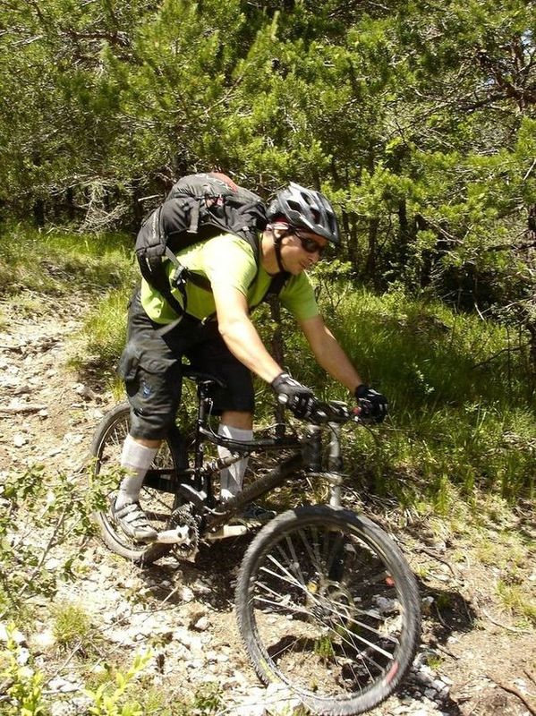 Epingle arrondie : le haut de la descente de la Colle de Sigale a été "customisée" vélo!