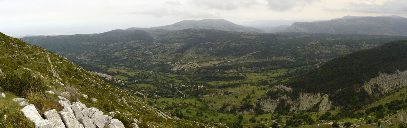 Mer! : la voilà!
Coursegoules et le puy de Tourette