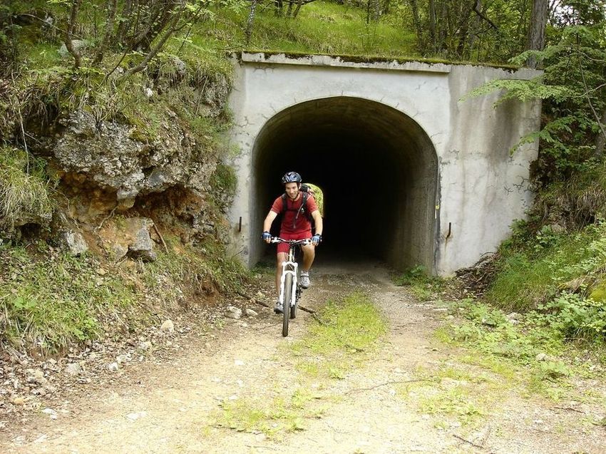 Piste du canal de Végay : Momo sort d'un tunnel