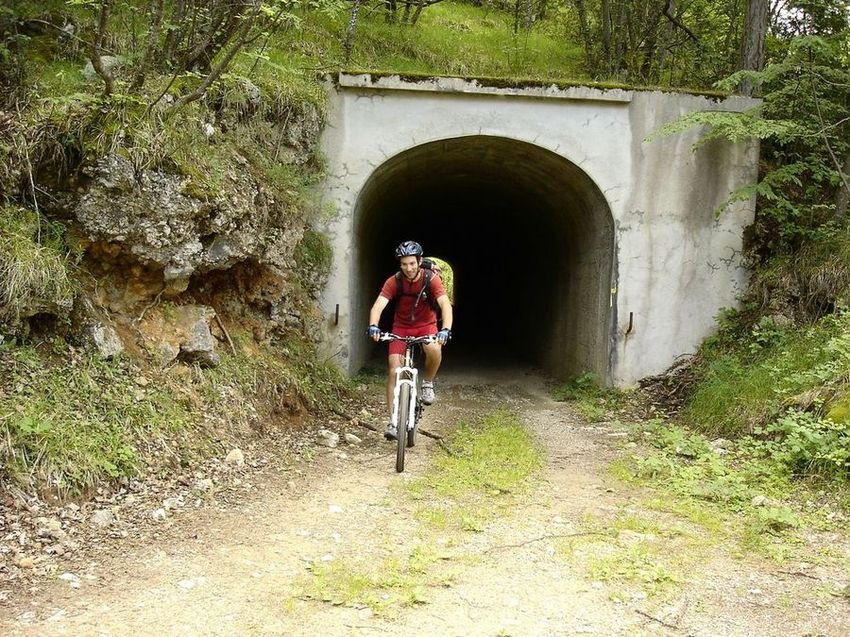 #7 Piste du canal de Végay : Momo sort d Piste du canal de Végay : Momo sort d'un tunnel