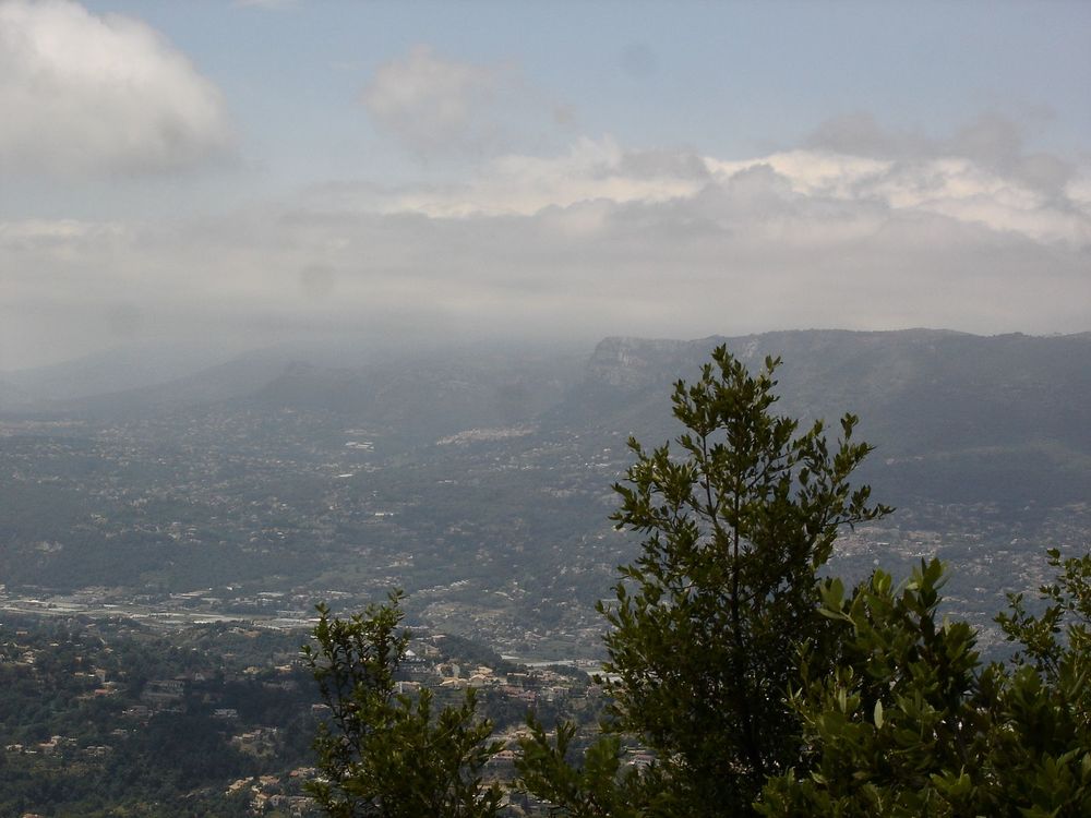 Souvenir : le Baou de Saint-Jeannet vu du GR sous le mont Chauve