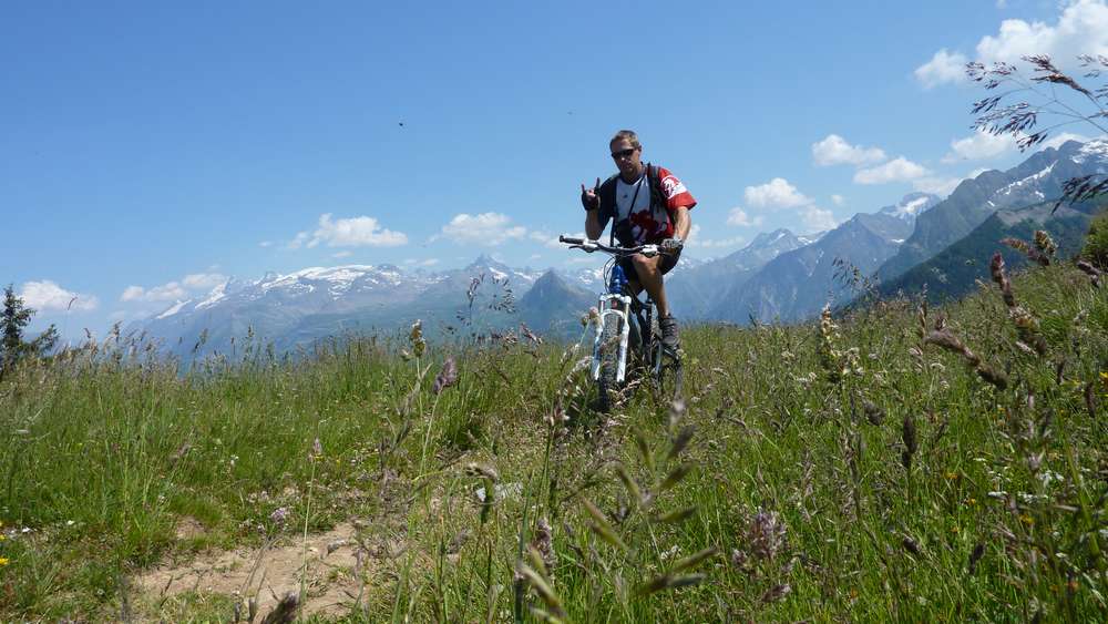 #7 Bucolique : Heidi au milieu des herbes folles et les Ecrins derriere... avec sa Reine Meije Bucolique : Heidi au milieu des herbes folles et les Ecrins derriere... avec sa Reine Meije