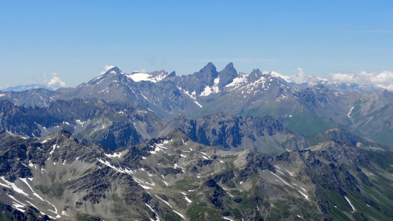 à l'ouest : Aiguilles d'Arves