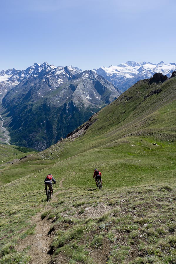 #29 sous le col : peu de passage, la sente est à peine marquée sous le col : peu de passage, la sente est à peine marquée