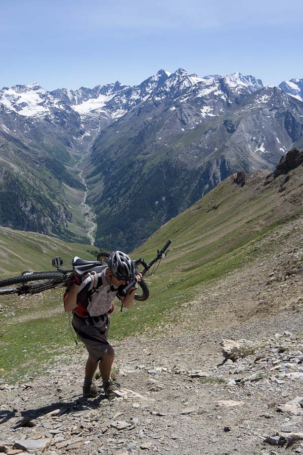 #23 450m de portage : Jean- Luc en termine 450m de portage : Jean- Luc en termine