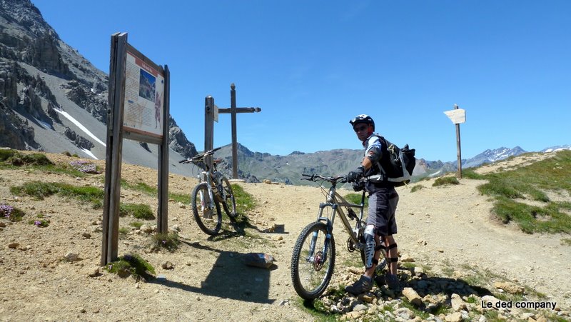 col de la roue : ça burle ferme. On va remettre le vêtement...