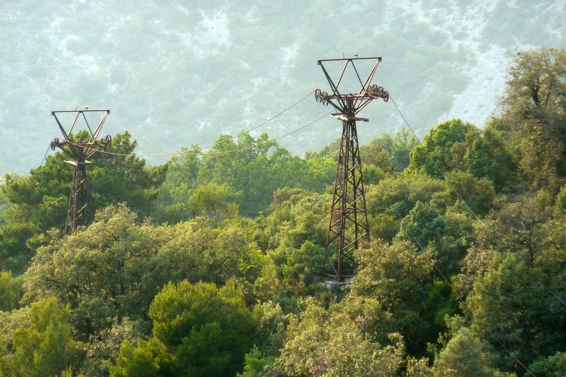 #6 Téléférique : Restes du vieux téléférique ayant servit aux militaires pour construire le fort du Mont Agel. Téléférique : Restes du vieux téléférique ayant servit aux militaires pour construire le fort du Mont Agel.