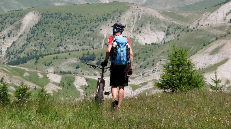 #41 Col de Chalufy : Friz à côté de son vélo, le ton est donné pour la suite... Col de Chalufy : Friz à côté de son vélo, le ton est donné pour la suite...