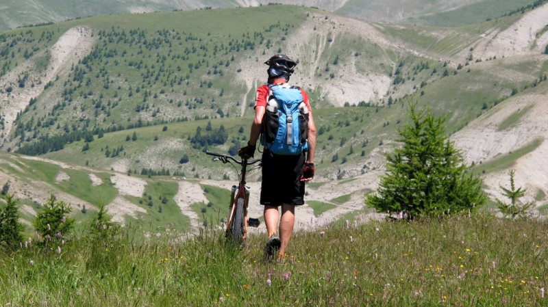 Col de Chalufy : Friz à côté de son vélo, le ton est donné pour la suite...