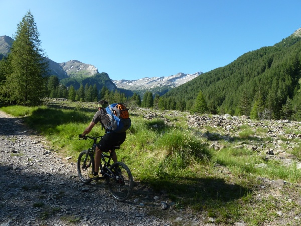 Vallon de Laverq : Les Têtes tout au fond