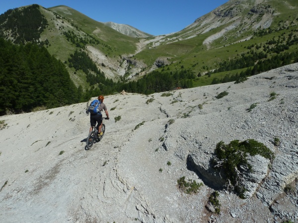 Descente dans les marnes : en direction de Chalufy