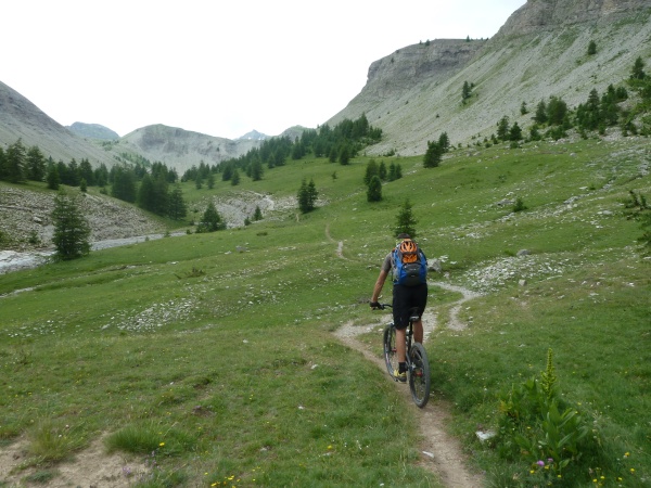 Le long vallon : pour monter aux Lacs. Ca roule.