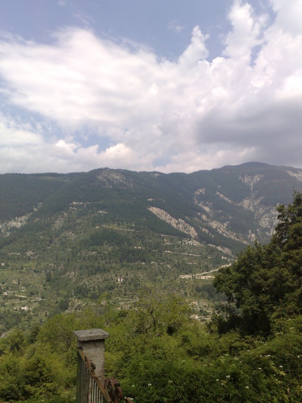 Piste de Chante-Perdrix : Vue d'en face, depuis la route qui monte au Col St-Raphaël.
