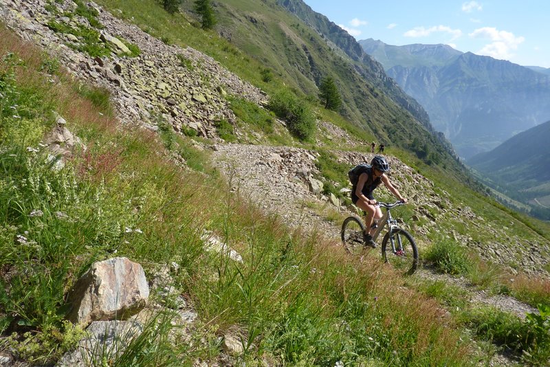 La piste est encore large : Mais reste raide