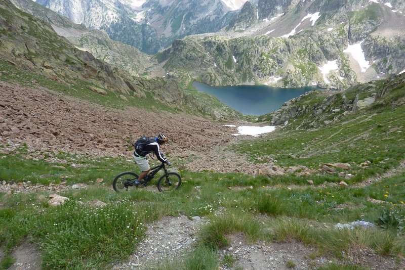 Descente du Colletto : Bobo s'envoie la descente vers le Lac de Valscura Inf.