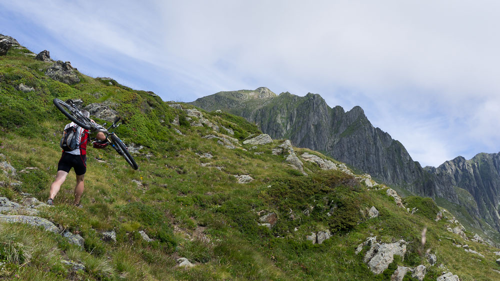 Portage au dessus du Col : des Evettes et la pointe de Bizard