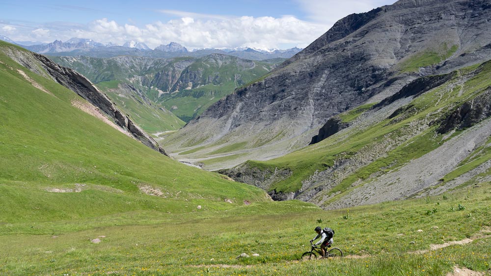 descente sur le Vallon : des Encombres.Bien cassant par moment, Tinou se fait bien secouer!