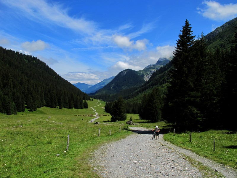 #5 jovet : la Vallée sur le refuge de la Balme jovet : la Vallée sur le refuge de la Balme