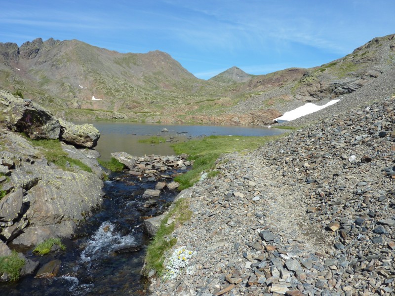 Serre de l'Orry : Le sentier change de rive au niveau du déversoir du lac