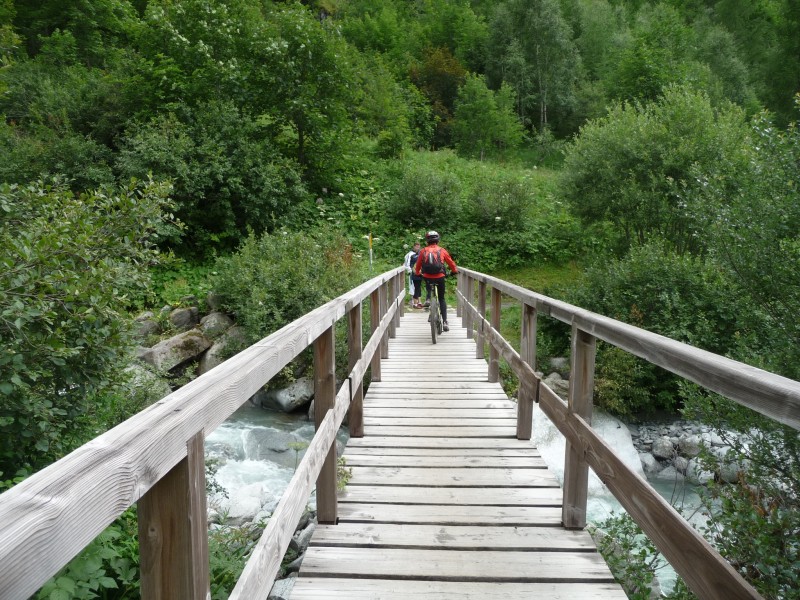 pont : Sur le pont du tour : En route pour une séance single dans la forêt.