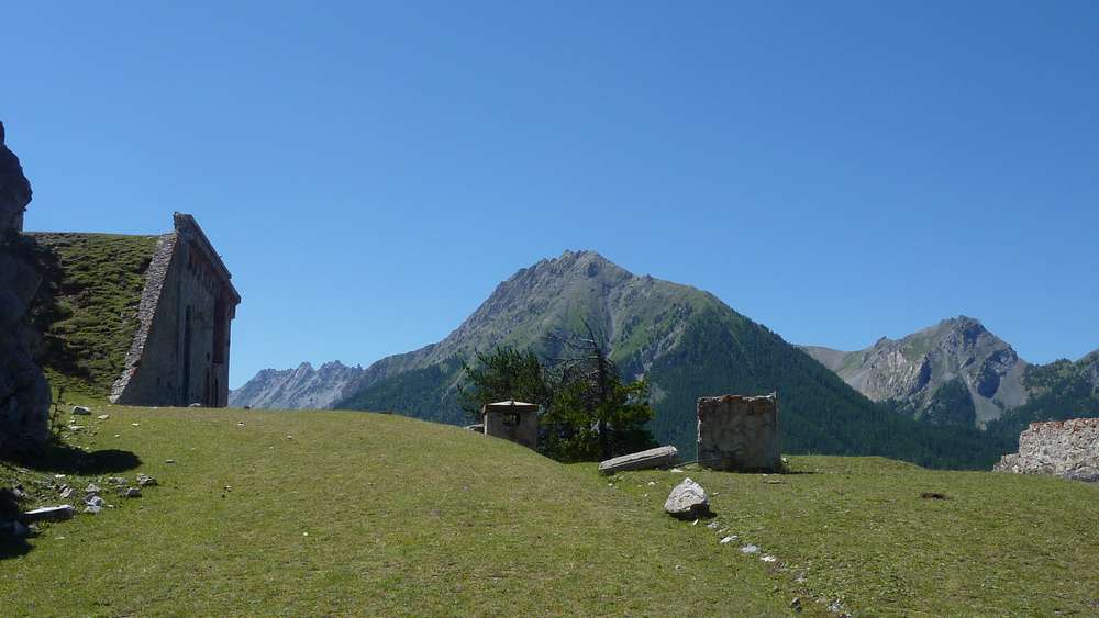 Cime du Melezin : vue depuis le fort avec le Pic de Roche Motte à sa droite