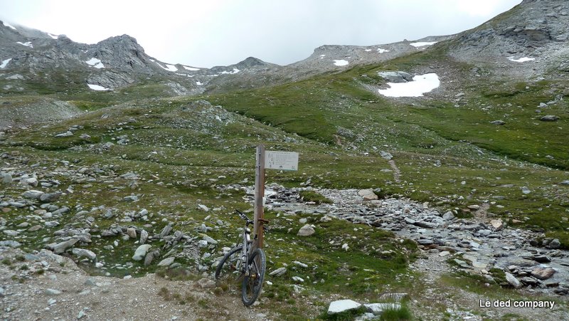 #6 Panneautage : On quitte la piste au Vallon des Fonds pour le passo dei Fourneaux Panneautage : On quitte la piste au Vallon des Fonds pour le passo dei Fourneaux