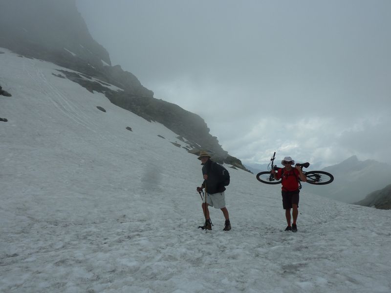 #3 un vététiste : arrivée au col dans la nebbia ! un vététiste : arrivée au col dans la nebbia !