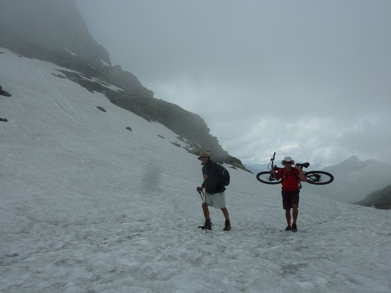 un vététiste : arrivée au col dans la nebbia !