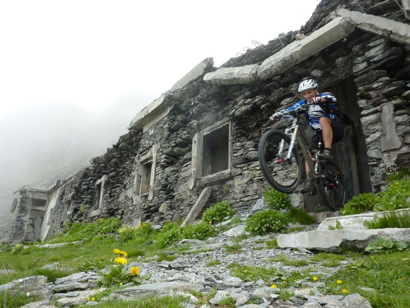 #5 Sanfroic : ... sort d Sanfroic : ... sort d'une cabane !!!!