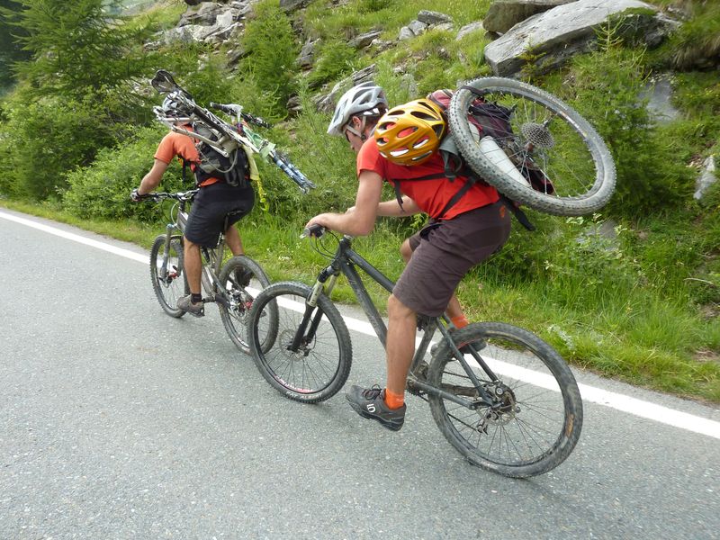 remontée au col agnel : avec un vélo sur le dos à 3 !