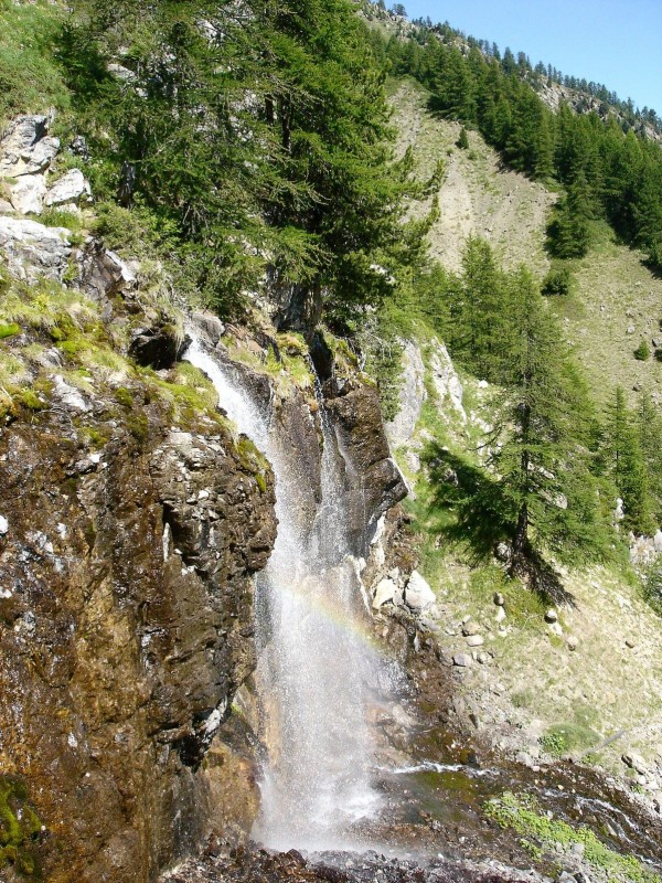 #4 Cascade : La même d Cascade : La même d'en-haut avec un petit arc-en-ciel