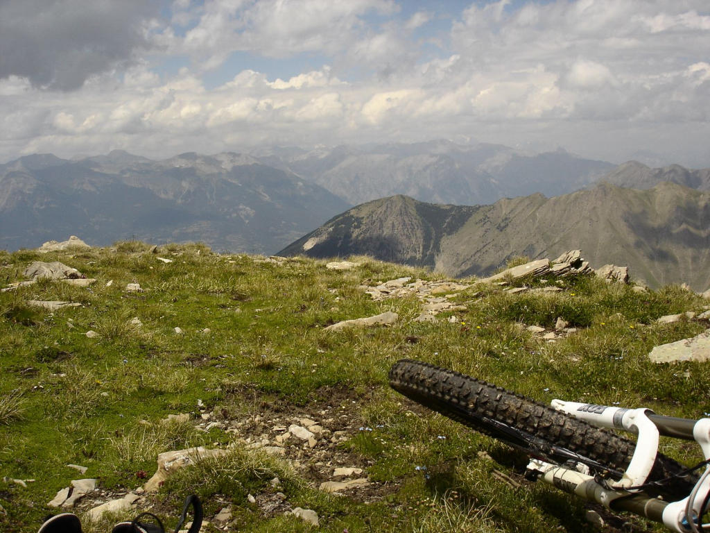 #13 Pique-nique : depuis l Pique-nique : depuis l'aire de repos, vue sur les hauts sommets du parc des Ecrins (Pelvoux, Ailefroide...)
Le Méale devant.